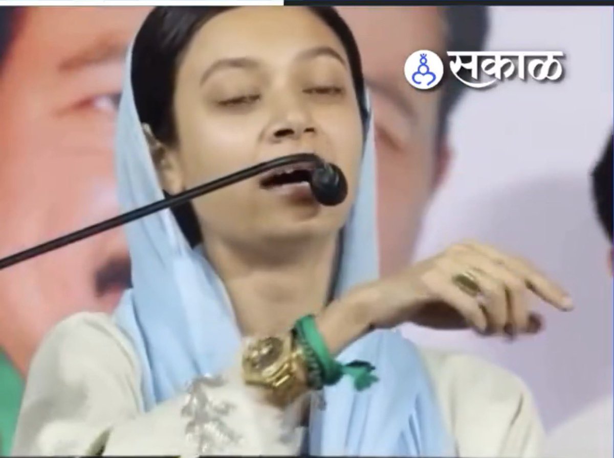 FltLtAnoopVerma's tweet image. She is so well prepared in politics

Watch here 👇 

She was asked the question about her communal victory speech

She immediately started flaunting a bhagwa thread on her wrist to prove that she isn’t communal

While the same Bhagwa thread was missing while giving the speech…