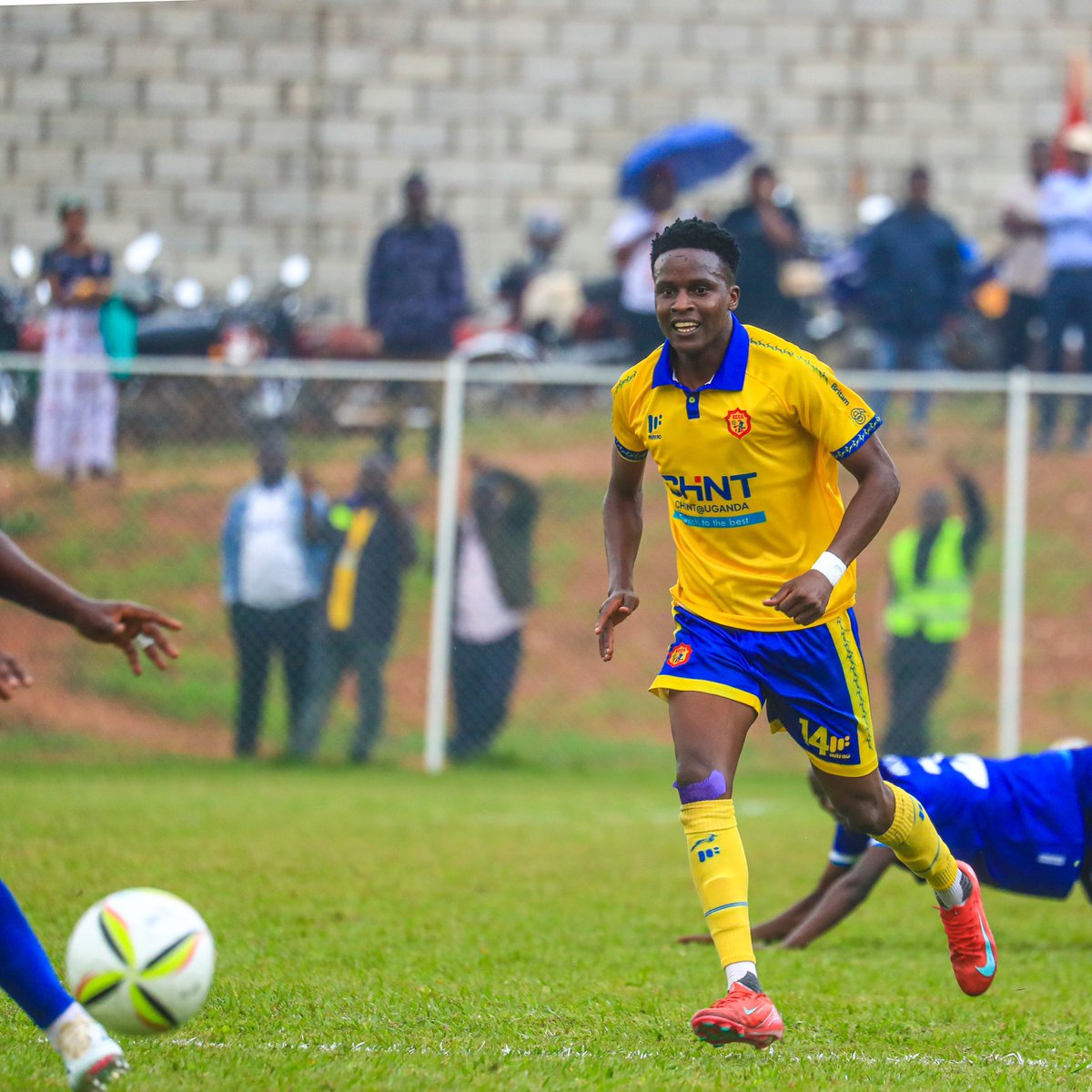 EdwinKyleKule's tweet image. 🗒 | Today's Fixtures 👀

The @UPL returns today after a short break.
• Maroons vs KCCA - 4PM, Luzira
• Police vs Calvary - 4PM, Kamwokya
• UPDF vs UPPC  - 4PM, Bombo

#KyleReports | #UPLwithKyle