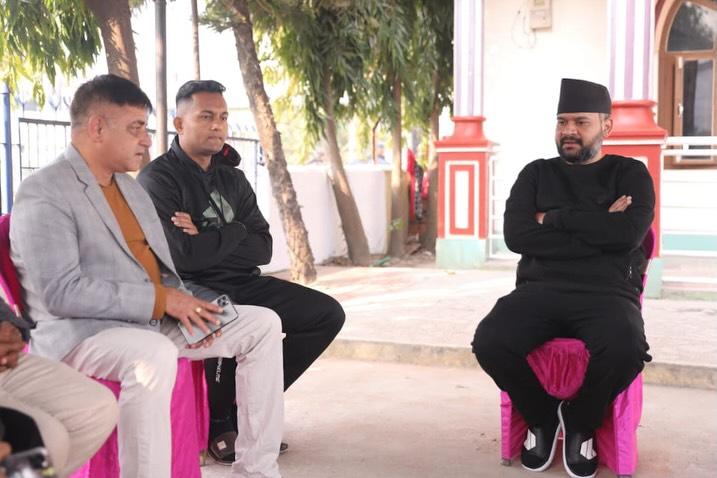 दमकका कांग्रेस सभापतिबाट हिजो मात्रै रास्वपामा आएका मोबाइल बोक्ने प्रसाईजीको अवसरवाद बालेनजीले नबुझ्ने कुरै भएन दमकको मेयरको टिकटमा अहिले देखिनै दौडधुप