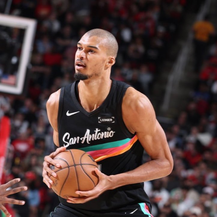 BradeauxNBA's tweet image. Alperen Şengün won the band for band against Victor Wembanyama:

Şengün:             Wemby:
 20    ✅   PTS    14
 13    ✅    REB   10
 9      ✅   AST    2
 2      ✅   BLK    0
65.8 ✅  TS%   30.8