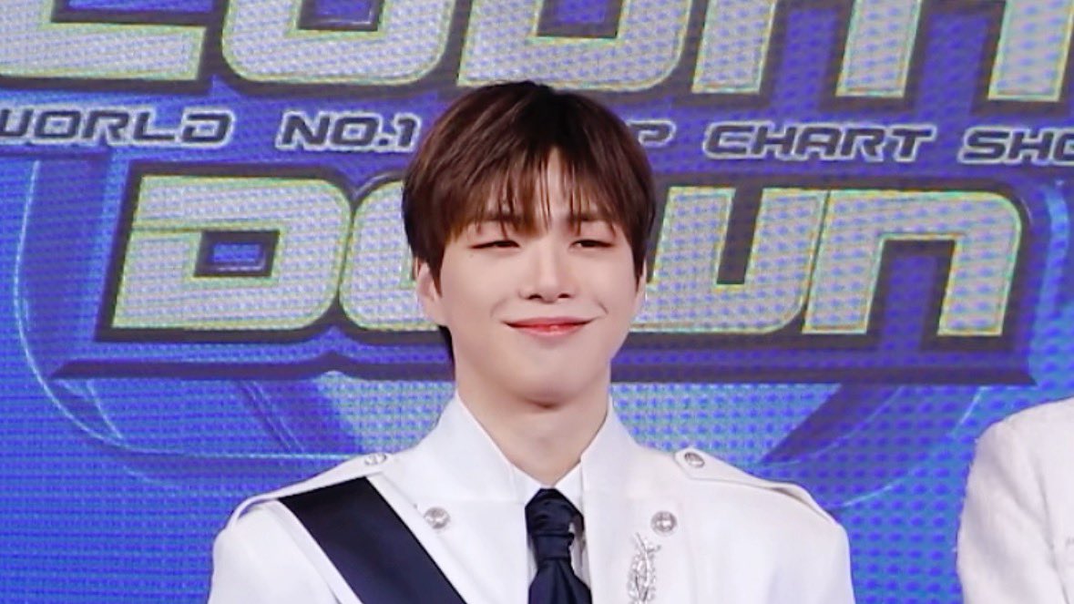 __dewniel's tweet image. 👤 : 니애랔 
부른순간 표정변화가 웃김 ㅋㅋㅋㅋㅋㅋㅋㅋㅋㅋ