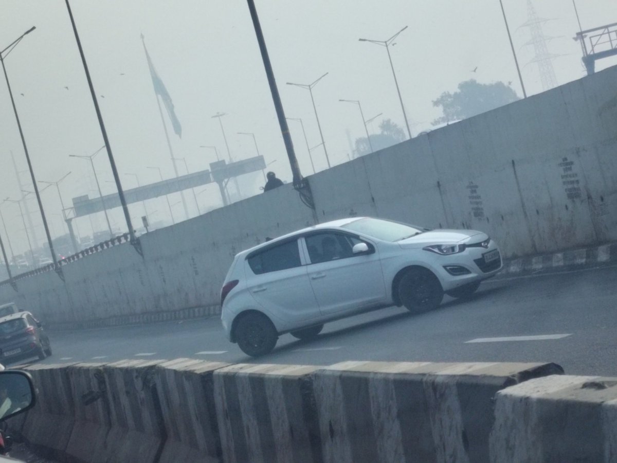 YuvaIndianWritr's tweet photo. @uptrafficpolice  many riders are taking the wrong u-turn next to NH24 highway going to meerut.
It's causing massive traffic jams and delays in the morning.

Please intervene , put a no u-turn board and a camera atleast to avoid the traffic jams and avoid safety risks. https://t.co/6pO2oy598u