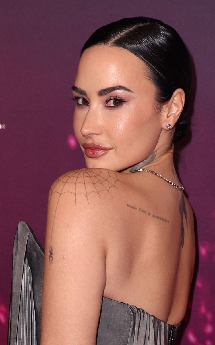 comfrtdemi's tweet image. my queen ♡