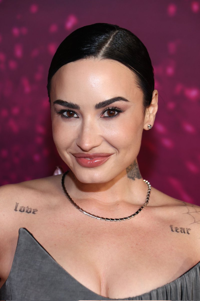 comfrtdemi's tweet image. my queen ♡