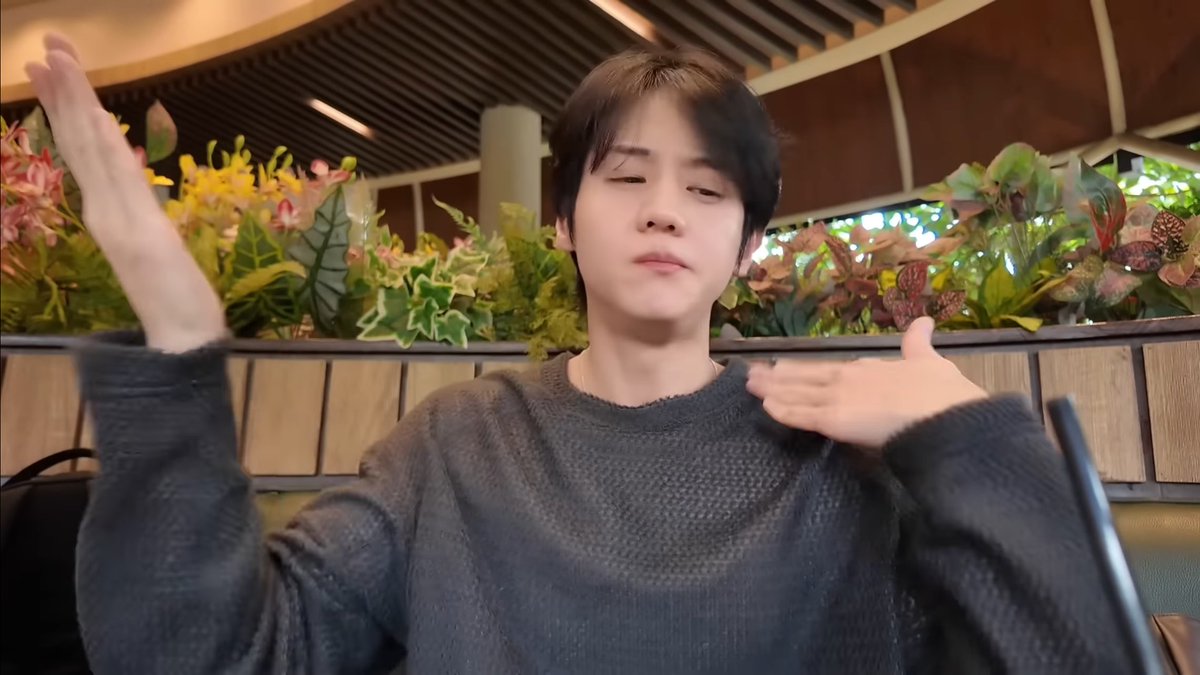 highlight486_'s tweet image. Indonesian spicy food had Yoseob scratching his head so hard that part of his hair turned into a tangled mess🤣🤣

#양요섭 #요섭