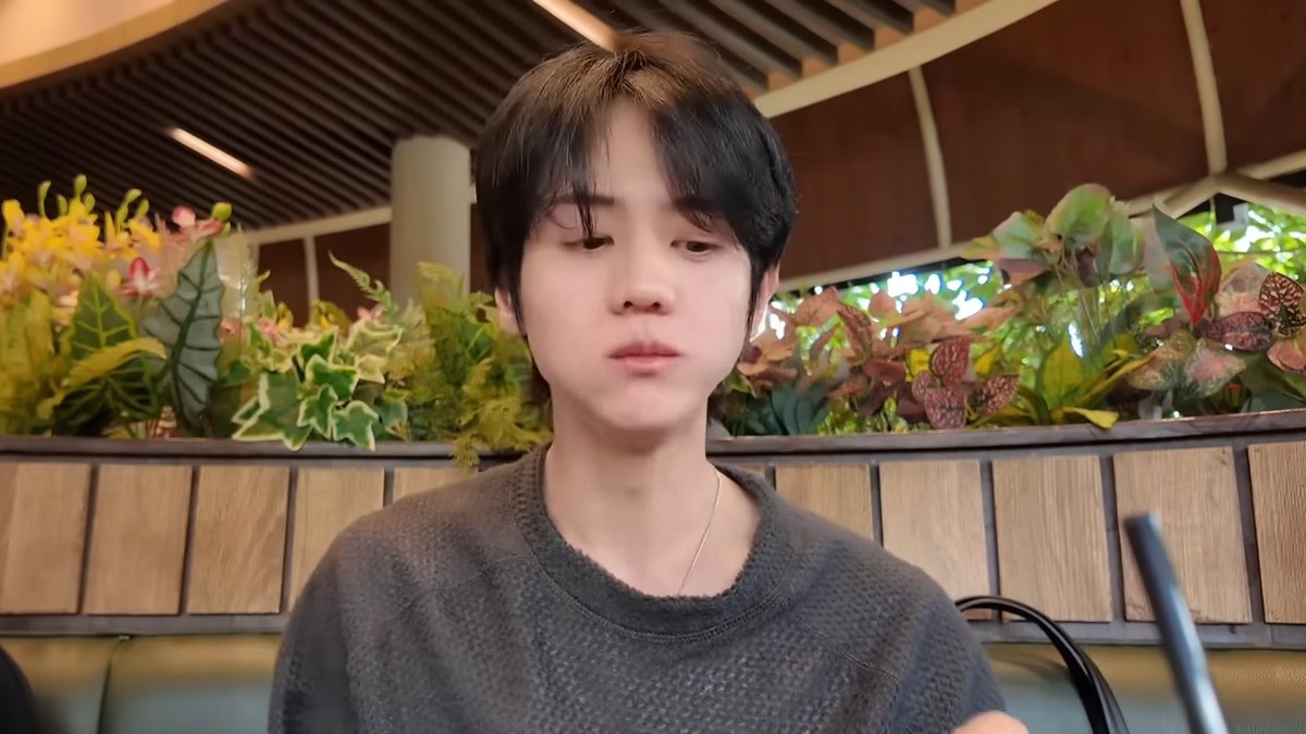 highlight486_'s tweet image. Indonesian spicy food had Yoseob scratching his head so hard that part of his hair turned into a tangled mess🤣🤣

#양요섭 #요섭