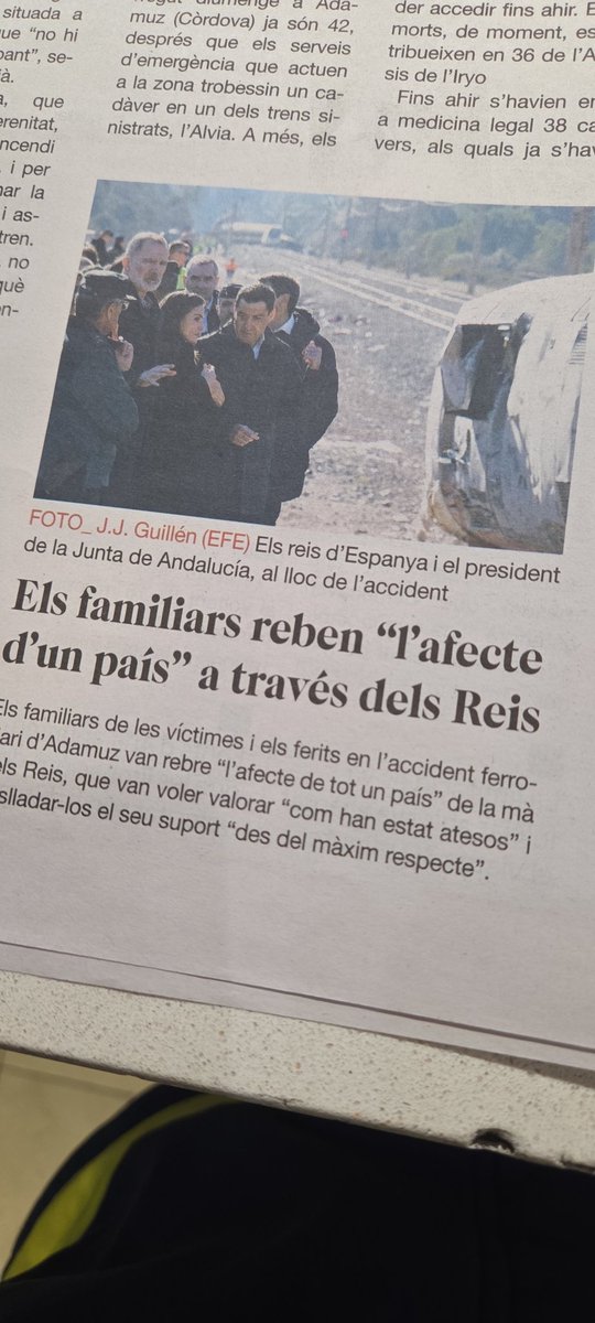 Gente inútil que vive de dinero público y que no sirve para nada saliendo en fotos como si aportasen algo.