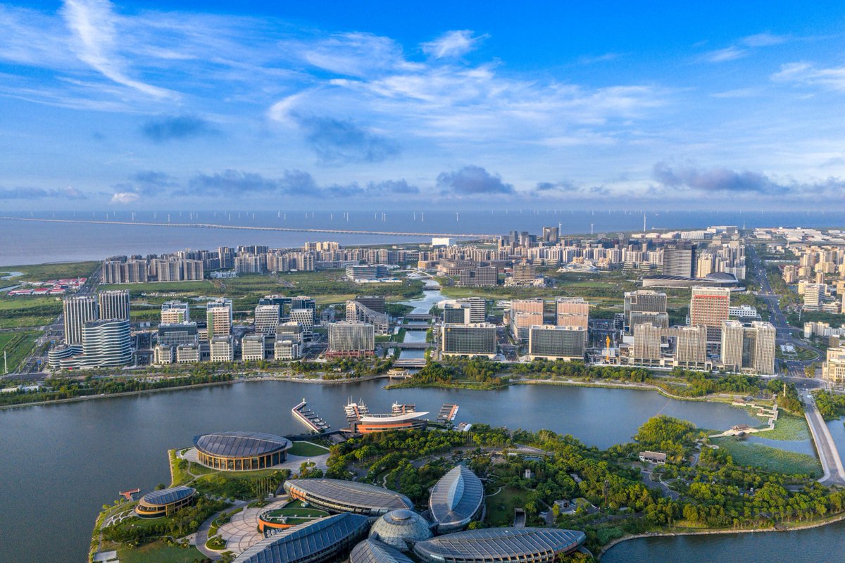 Lin-gang has unveiled the development plan for Lin-gang sci-tech innovation city! With the goal of becoming a major hub for innovation, it aims to secure 2,000 high-tech firms, 7 top research institutions, 4 flagship communities, and over 40,000 talented workers by 2027. Find out