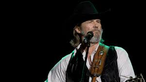 merlinpapin3's tweet photo. Ce soir sur @ARTEfr le film #CrazyHeart de Scott Cooper (2009) avec Jeff Bridges Maggie Gyllenhaal Colin Farrell Robert Duvall James Keane Rick Diahl
Bad Blake, ancienne star de la musique country, ne peut plus espérer jouer que dans des bars ou des salles de bowling. Fumeur et alcoolique, après de nombreux mariages ratés, un fils qu'il a vu pour la dernière fois lorsqu'il avait 4 ans, Bad Blake est en bout de course. A Santa Fe, après un concert, il fait la connaissance de Jean Craddock, une jeune journaliste locale prometteuse venue l'interviewer, avec laquelle il débute une idylle. Au même moment, il est recontacté par son ancien protégé à qui il a tout appris, Tommy Sweet, devenu plus célèbre que son maître. Pour Bad, à la croisée des chemins, c'est le temps des décisions...
@FredOL69007
❤️si vous aimez