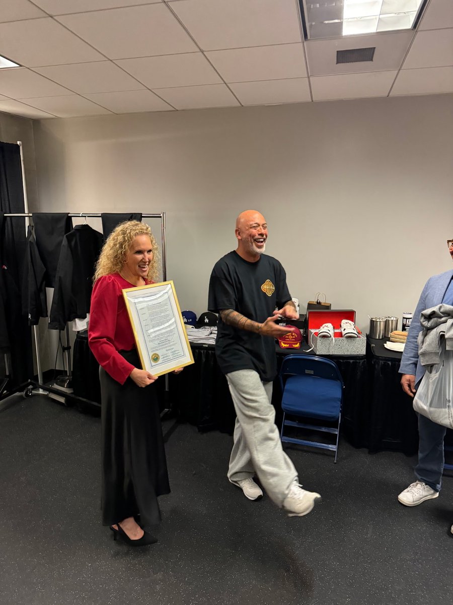 Comedian Jo Koy Receives Key To The City 🔑 

Stockton Mayor Christina Fugazi presented renown comedian Jo Koy with an honorary Key To The City during his recent visit to the port city. 

Highlights:

- Back to Back Sold OUT performances

- Performances were used for upcoming