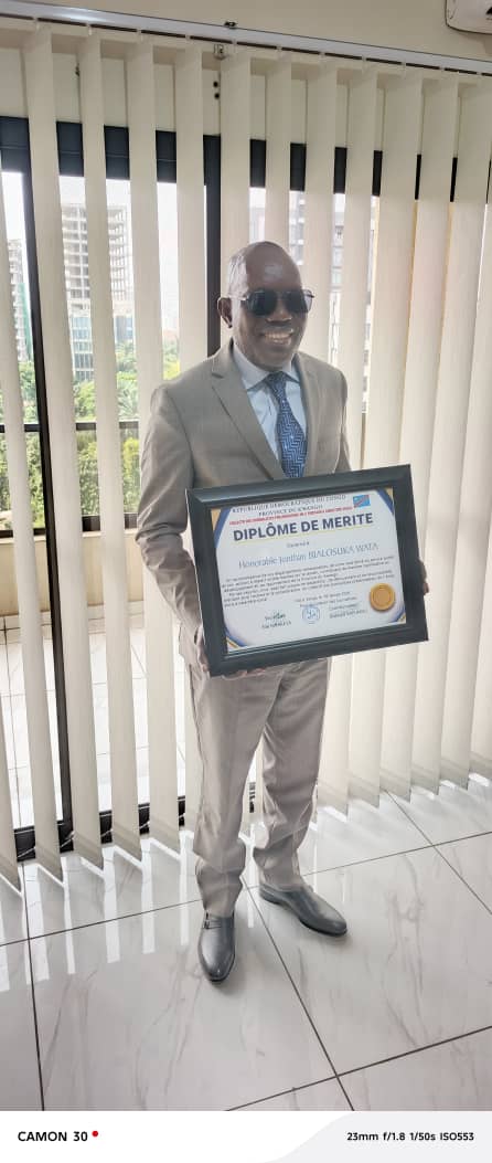 Kwango : Le député Jonathan Bialosuka honoré pour son engagement provincial

 Il a été  récompensé pour son bilan de l'année 2025, marquée par une itinérance inédite dans les cinq territoires du Kwango et des actions concrètes de développement.