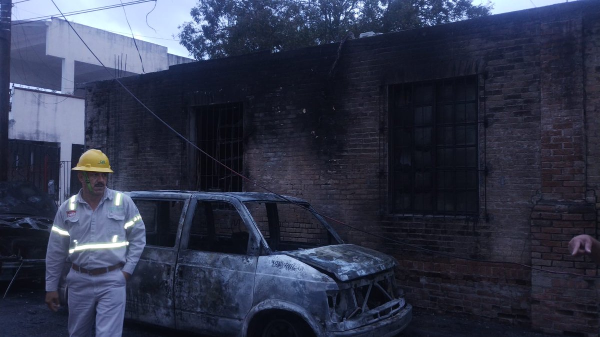 GNocturnaMX's tweet photo. Una seguidora tapatía, que actualmente reside en Matamoros, Tamaulipas, nos reporta el siguiente caso: un poste de luz que ya había sido reportado por su peligro cayó, quemando tres vehículos y provocando una explosión que extendió el fuego hasta su casa. Exige que @CFEmx @CFE_Contigo  se haga responsable de los daños ocasionados a su vivienda
#DenunciaGN