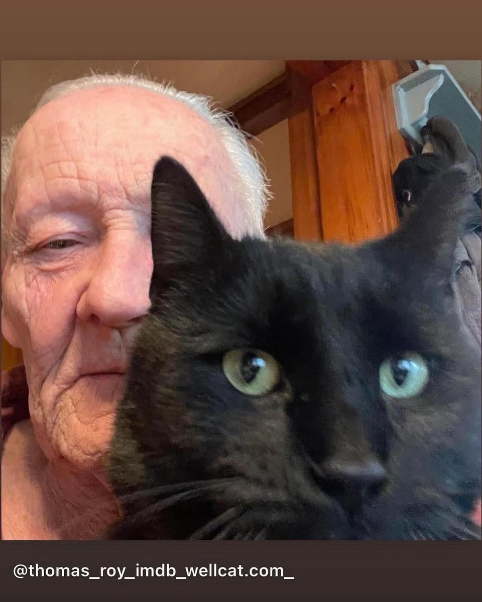 ThomasRoyACTOR's tweet image. The magazine rack in the bathroom has been replaced by the iPhone.
Y’know?