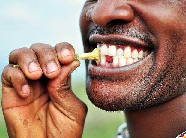 Mwaramutse neza!

Koza amenyo nibura 2 ku munsi knd ugakoresha floss buri munsi ni ingenzi cyane mu kubungabunga ubuzima bwiza bwo mukanwa. Ushobora kubigerageza igihe cyose ariko ukoresheje umuti w’amenyo urimo fluoride kugira ngo urinde amenyo knd wirinde indwara zo mu kanwa.