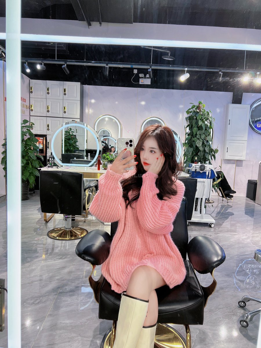 初来乍到，素人一枚，以后请大家多多指教！

今天的粉色很乖！

你以为我只是换个发型？
其实是在试探：谁会先忍不住来夸我。
给我打分：甜S / 辣L（只回一个字也行）

粉丝群： t.me/+UWxgb8zZjC9mY…
联系我： t.me/YehLust

#甜辣 
#反差感 
#日常暧昧 
#自拍 
#今日穿搭 
#发型