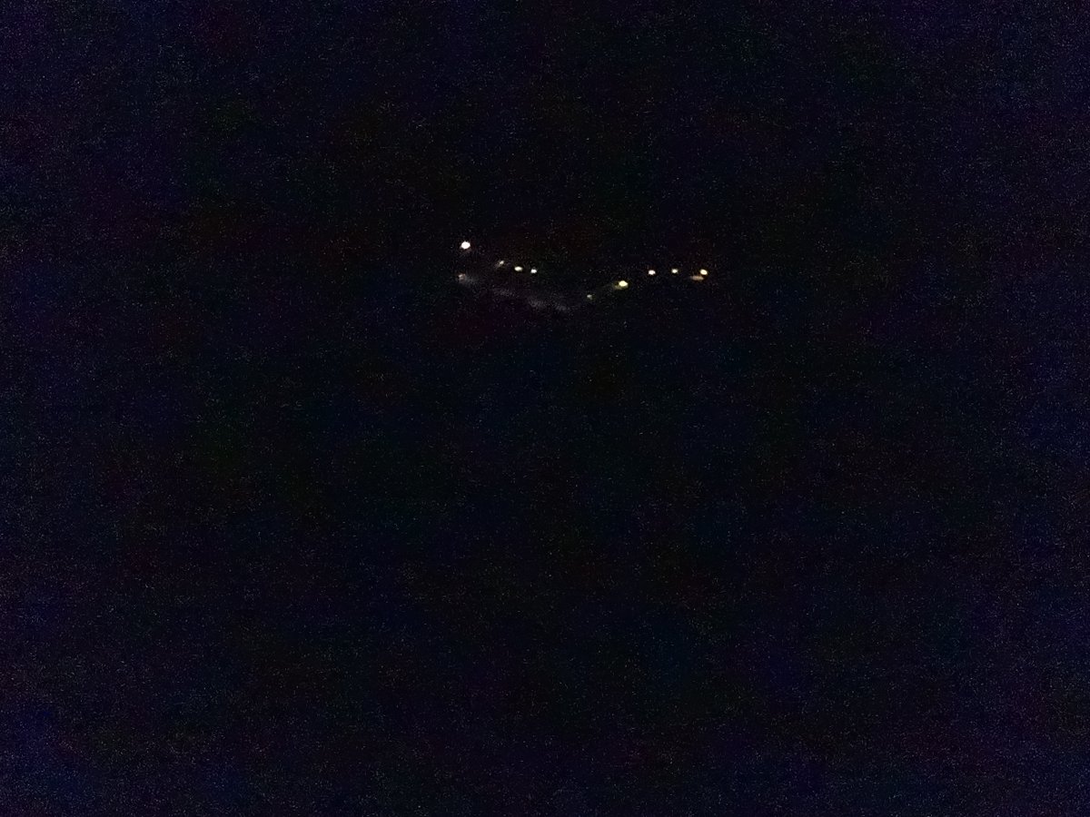 彦根駅前のホテルは夜景が良かった。３，４枚目の写真、山の上に見える光は方角的に多分、延暦寺だろうなと。