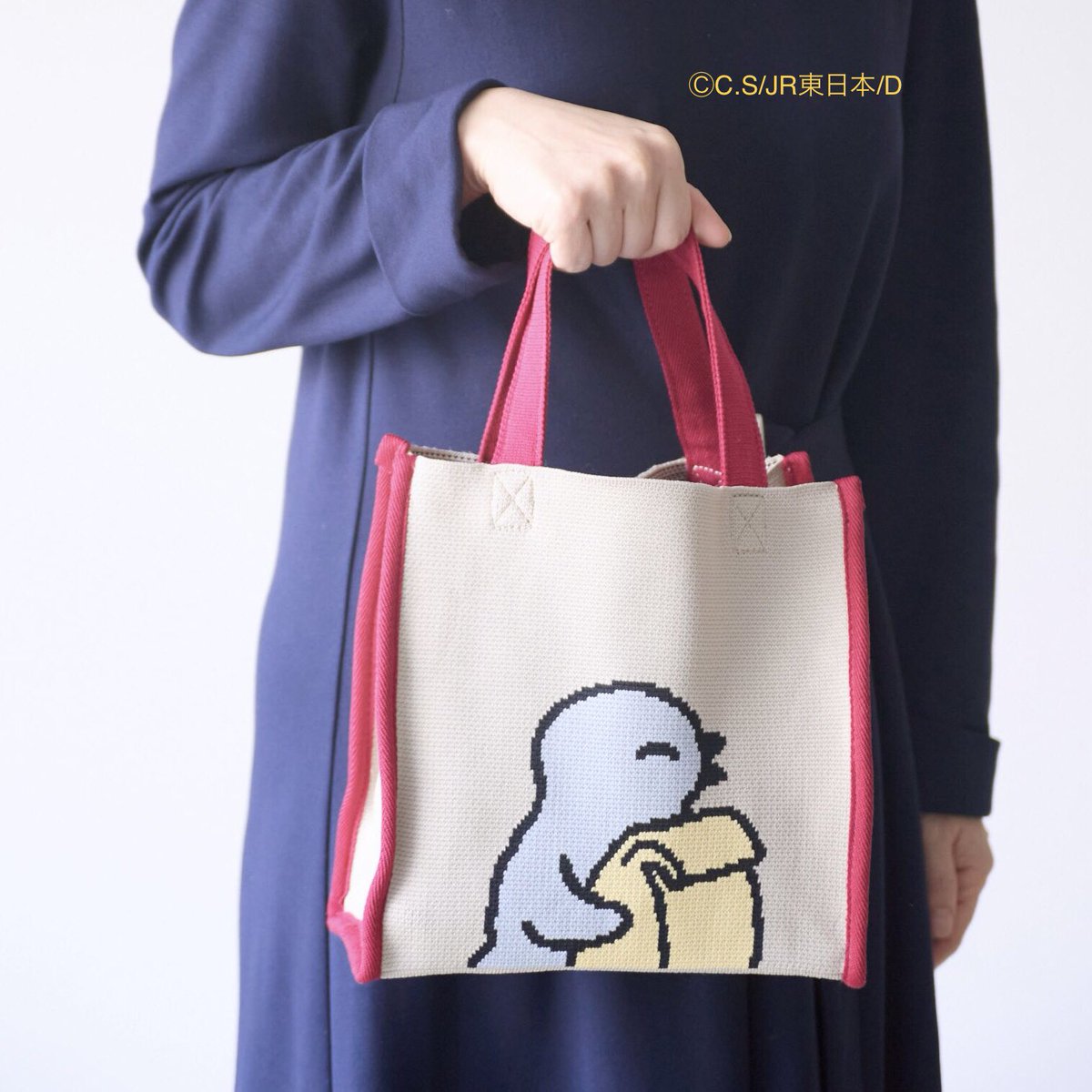 明日より2種の【ニッティングトート】が新発売に🎵  ちょっとした外出やサブバッグにおすすめサイズで、絵柄の独特のギザギザラインが目を引きます。トレニアートトーキョー、トーキョーみっつ、レールヤード大宮＆秋葉原、JRE MALL「オレンジページshop」などでぜひ❣️