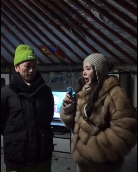 Бүүр нэг зальтай хүн баярлуулая гээд хүмүүсээс хандив цуглуулаад. 

Тийм хүн баярлуулахаар мөнгөтэй юм бол өөрөө баярлуулаач. 

Баахан хандив цуглуулаад. Өмнө нь 2 жилийн өмнө сайн дурын ажил хийнэ гэж бас хандив цуглуулаад 10 сая болсон чинь нөгөө айлдаа 2саяр гэр авч өгөөд таг