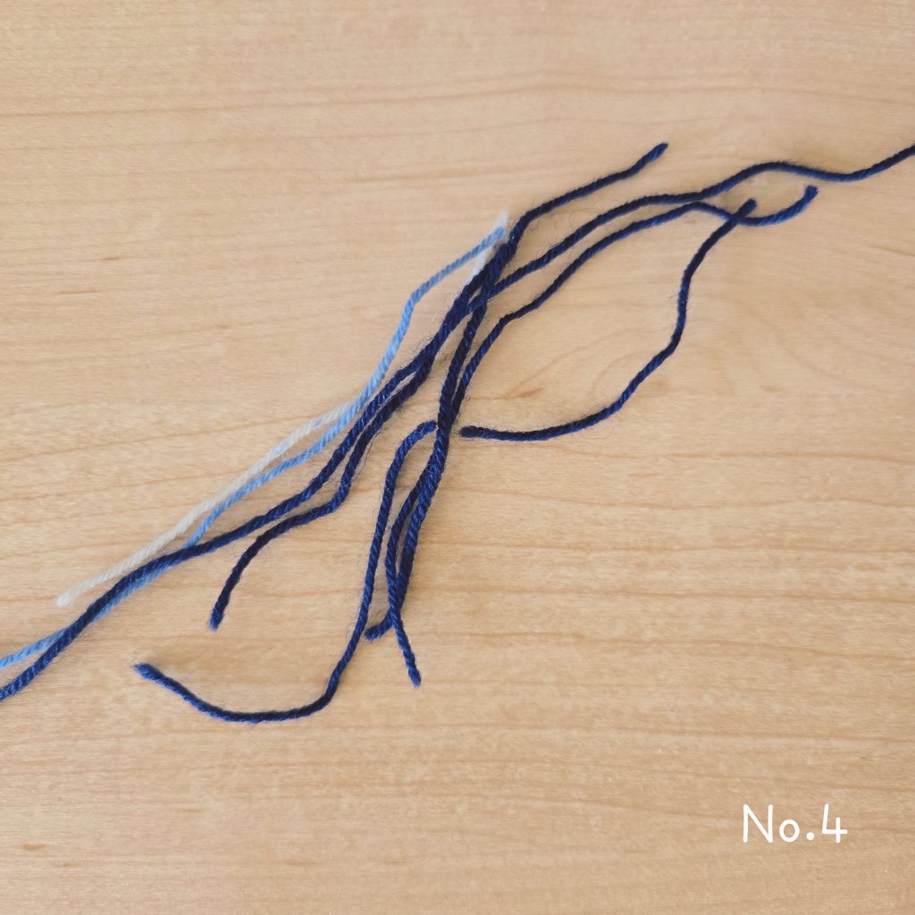 dango_please's tweet image. 左右の模様違うけどOKってことで🧦
背景は初めてチャッピーにお願いしてみました🧶

#だんごの糸端