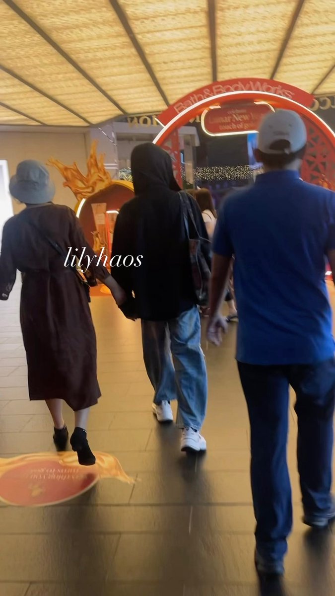 lilyhaos's tweet photo. last week i ran into zhanghao with my friend, now that he has left i will share my experience(just to clarify i never went up to up or bothered him in any way) 
#zhanghao  #章昊 #zb1 https://t.co/aR6d6txKzR