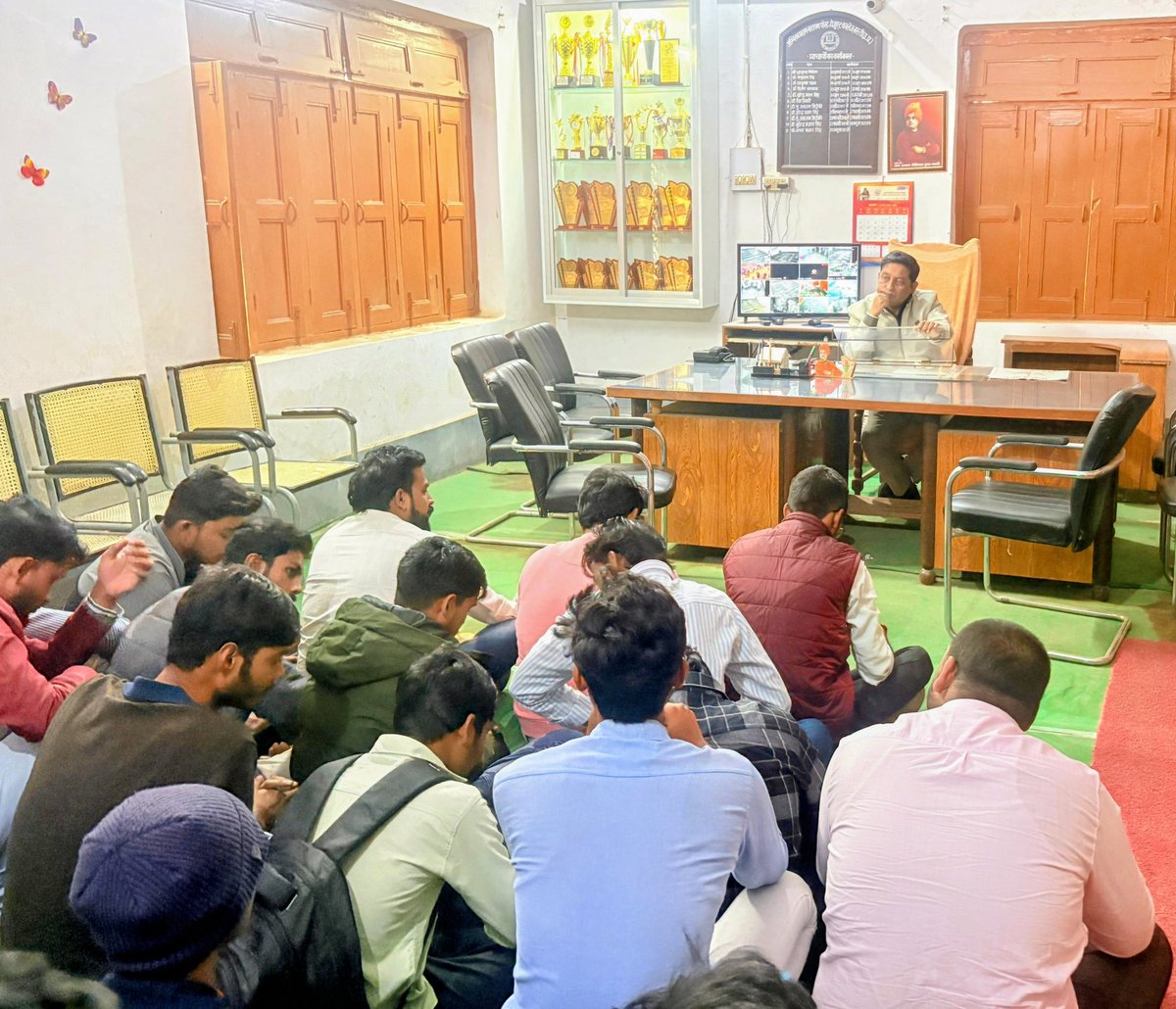 सिद्धार्थ विश्वविद्यालय द्वारा परीक्षा पैटर्न में किए गए अचानक बदलाव के विरोध में अभाविप  अंबिका प्रताप नारायण महाविद्यालय इकाई द्वारा शांतिपूर्ण विरोध प्रदर्शन किया गया एवं छात्रों की समस्याओं को लेकर महाविद्यालय के प्राचार्य महोदय को ज्ञापन सौंपा गया।
<a href="/ABVPVoice/">ABVP</a> #apnbasti