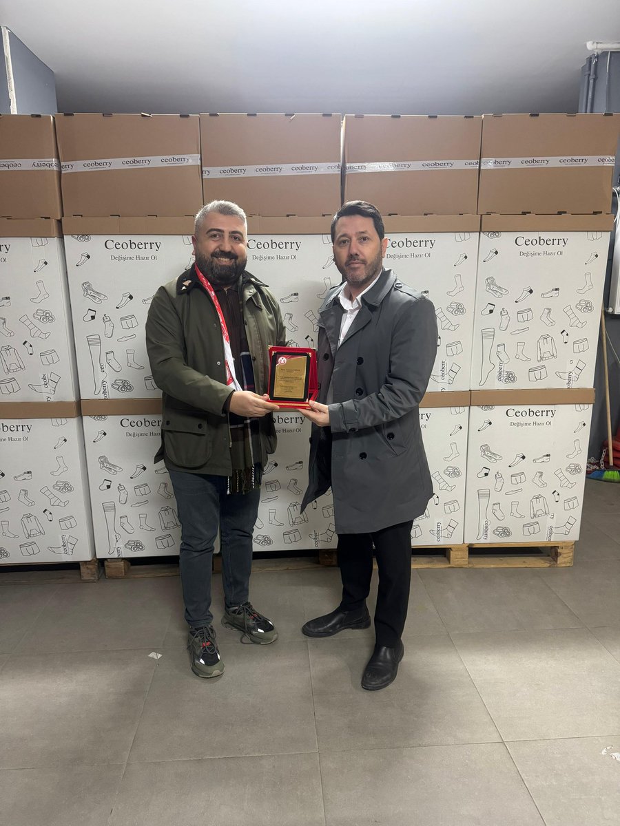 pendiksivasder's tweet photo. Ceoberry işletme sahibi Celalettin Demir’i ziyaret ettik.
Derneğimize ve festivalimize vermiş olduğu destek ve katkılarından dolayı kendisine Teşekkür Plaketimizi, Gardaşlık Kahvemizi ve Gardaşlık Atkımızı takdim ettik.
Destekleri için teşekkür ediyor, hayırlı işler diliyoruz. https://t.co/8RH7yTYT2z