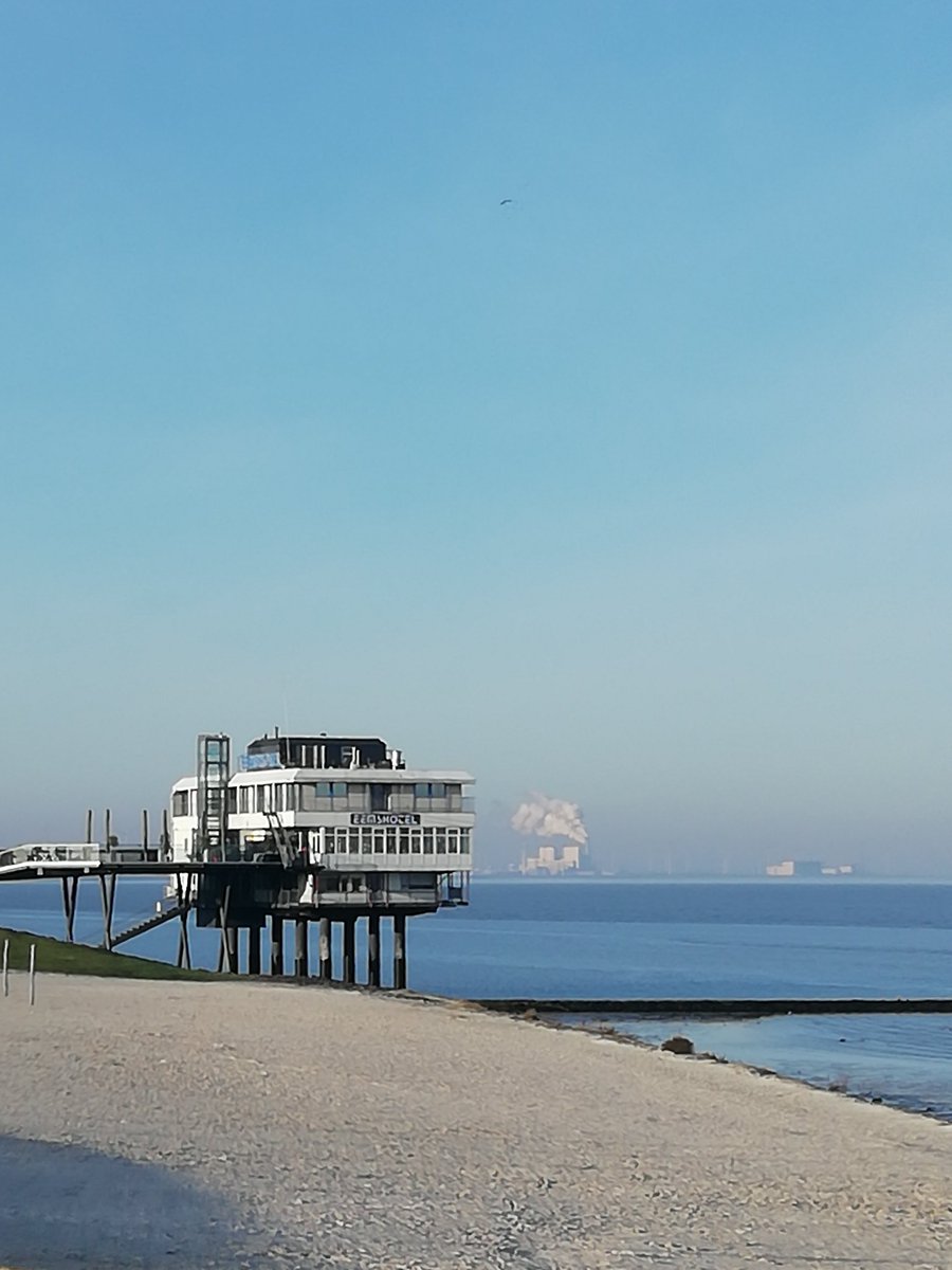 Rookpluimen zichtbaar vanaf Delfzijl tot Eemshaven