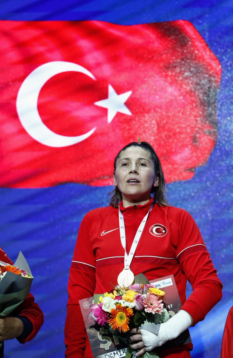 Tarihim, şerefim, şiirim, her şeyim:
Yer yüzünde yer beğen!
Nereye dikilmek istersen,
Söyle, seni oraya dikeyim! #BayrakNamustur #Bayrak #bayrakinmez #BayrakİnmezTürkiyeBölünmez #Bayrak #bayraknamusturçiğnetmeyiz #bayrak