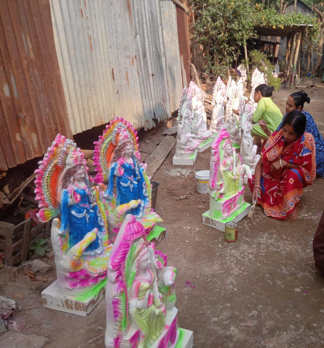 SULMTRIPURA's tweet photo. Mata Saraswati idol beautifully crafted by SHG Didis of Pal Para under Melaghar Municipal Council – a proud symbol of women empowerment and traditional craftsmanship. https://t.co/gJNjIPsffo