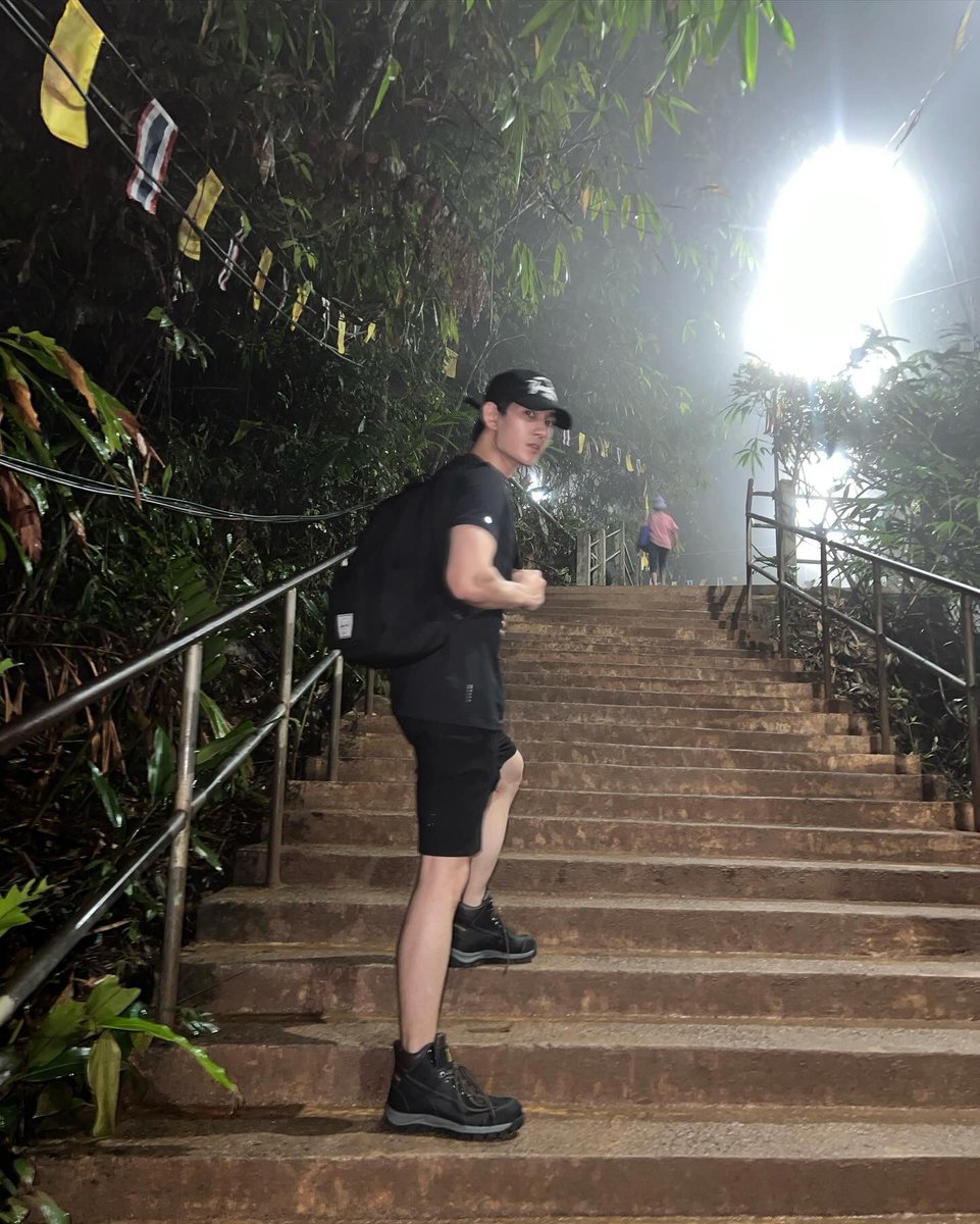 jajakanistha's tweet image. ตำนาน #poohpavel

เมียปีนเขา                                     ผัวนั่งทำเล็บเจล