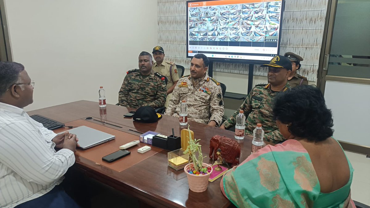 nccgpkur1's tweet photo. Col Alok Tripathy, Gp Cdr, Kurnool Group, accompanied by Col Jobee Philip, OC, 9 Andhra Girls Battalion NCC, carried out an official visit to AP Model School, Gonegandla as part of the Group Commander’s monthly visit programme. ..🇮🇳 https://t.co/oLoSEo8VJc