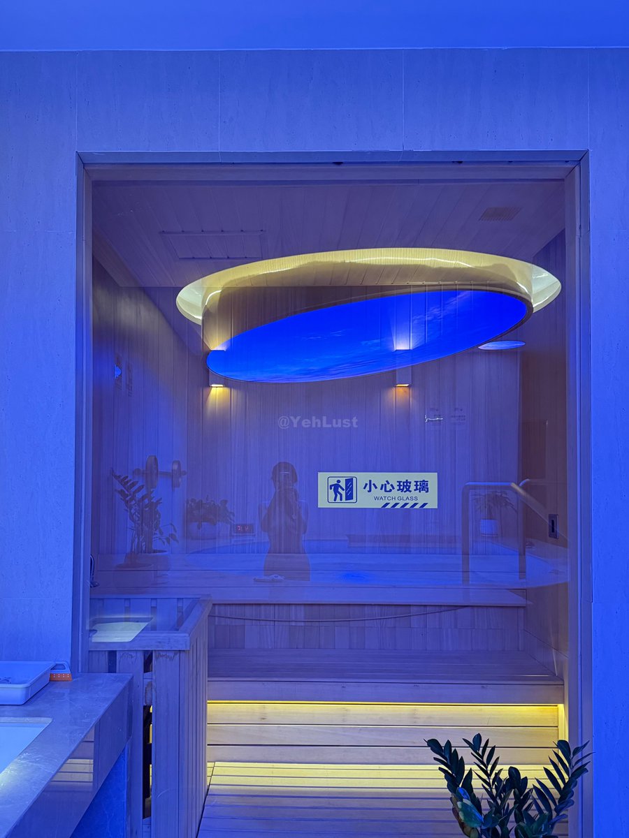 小心玻璃…别把心也撞碎

写着“小心玻璃”，可我更怕你看久了会失控。
今晚的温度刚好，差一个你来加热。

粉丝群： t.me/+UWxgb8zZjC9mY…
联系我： t.me/YehLust

#暧昧氛围
#蓝光
#桑拿房
#夜晚情绪
#反差感
#互动贴
#私聊
#关注我