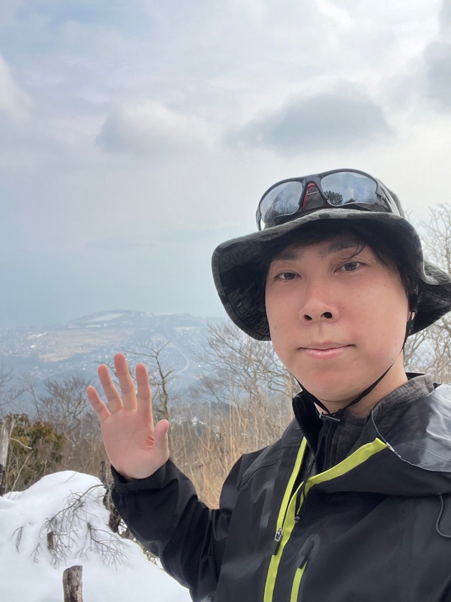 HikeFields's tweet photo. 2026年初登山は滋賀の堂満岳へ！❄️ 琵琶湖を一望できる絶景でした。道は踏み固められて滑りやすいのでチェーンスパイク必須。山頂付近は新雪ふかふか！

ただ山頂で楽天モバイルは圏外だった😂 駐車場や積雪の詳細はブログにまとめました👇https://t.co/uD29O8cN6n

#堂満岳 #比良山系 #雪山登山 https://t.co/lF2rbCliLh
