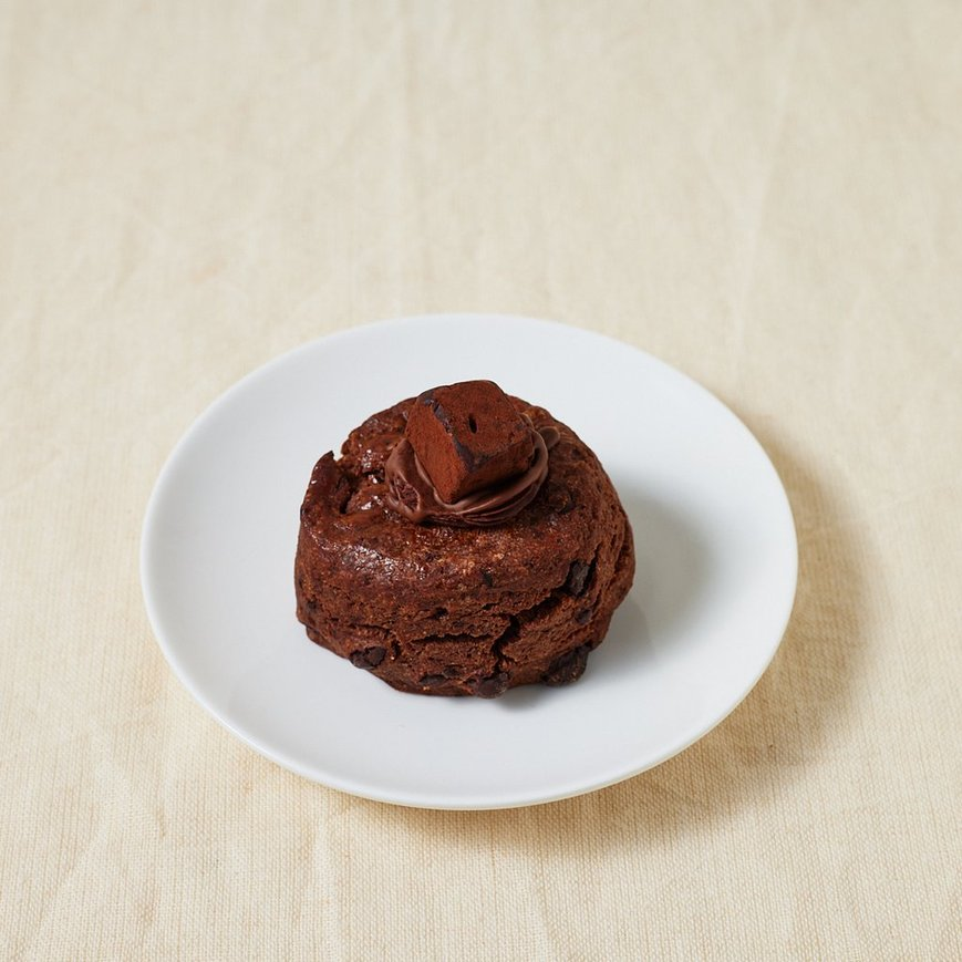 ファミーバイミホサトウさんの生チョコスコーンが浦和スコパにある！？（RP画像より）
このスコーンめっちゃ好きなんですよ…久々に買えるのか！？私が行く日にもあるといいなぁ･･･
しっとりさっくり生地に濃厚トロリチョコ～
チョコ好きにはたまらない❤
#スコーンパーティー　#伊勢丹浦和