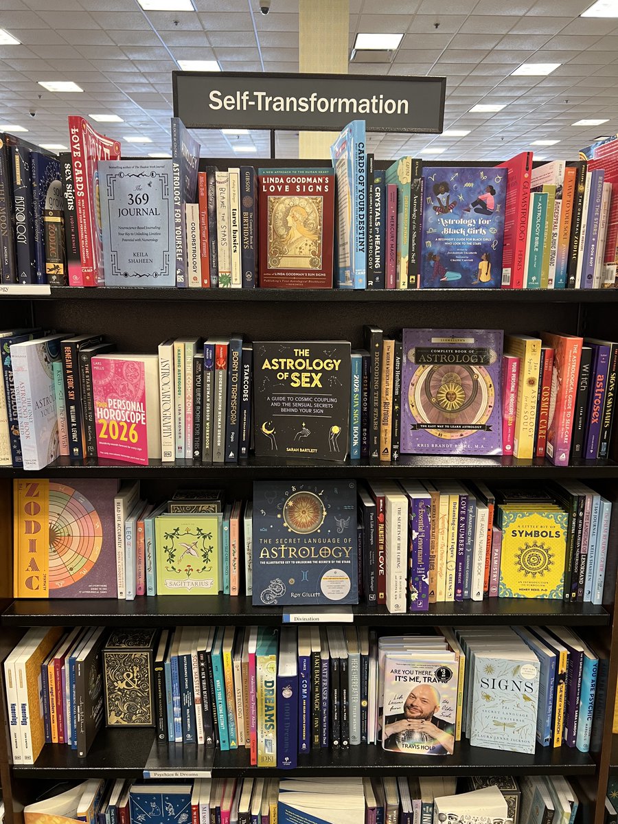 Книги это моя отдушина в 2026. Красота моей маленькой библиотеки не в прочитанных, а в нетронутых книгах. Которые когда-то я обязательно прочитаю. А пока что в магазинах выставляют