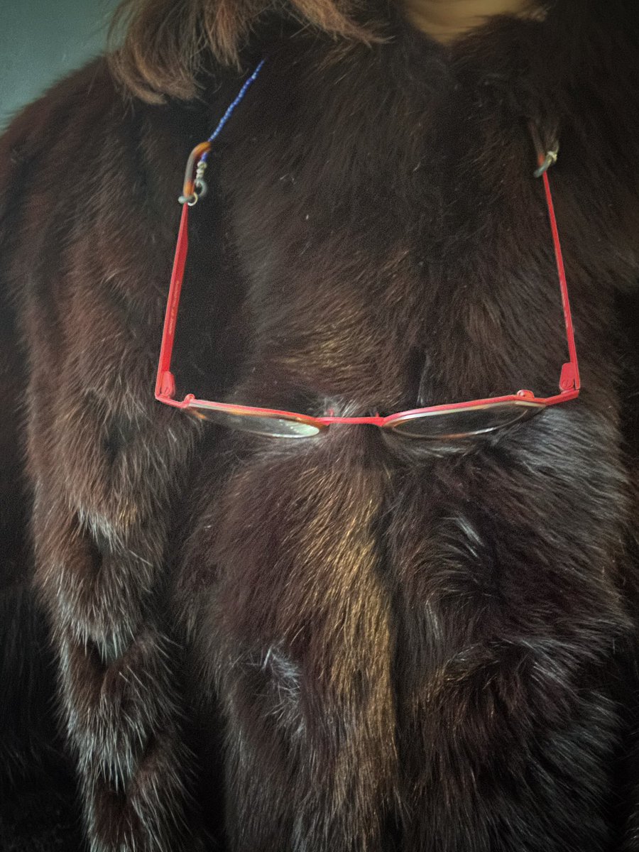 atelierLIB's tweet image. 冷えてきた🥶
時代遅れで処分しようとしていた
母の毛皮のケープ、復活。
パーティではなくリビングで。
何が嬉しいって、パーフェクトな暖かさと毛皮のモフを触ると猫が居るような錯覚が出来る。猫の自作自演🐈🐈‍⬛