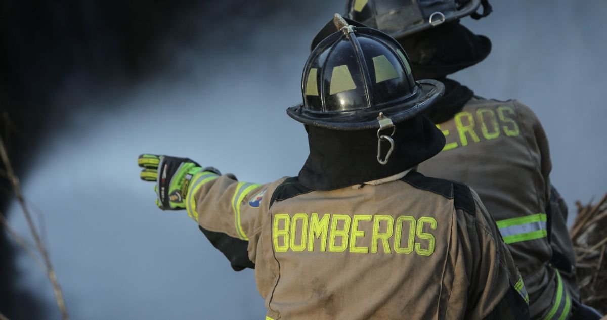 🚨 #ALERTA | Abren fuego contra bomberos que combatían el incendio forestal de Concepción en la región del Biobío, Chile.