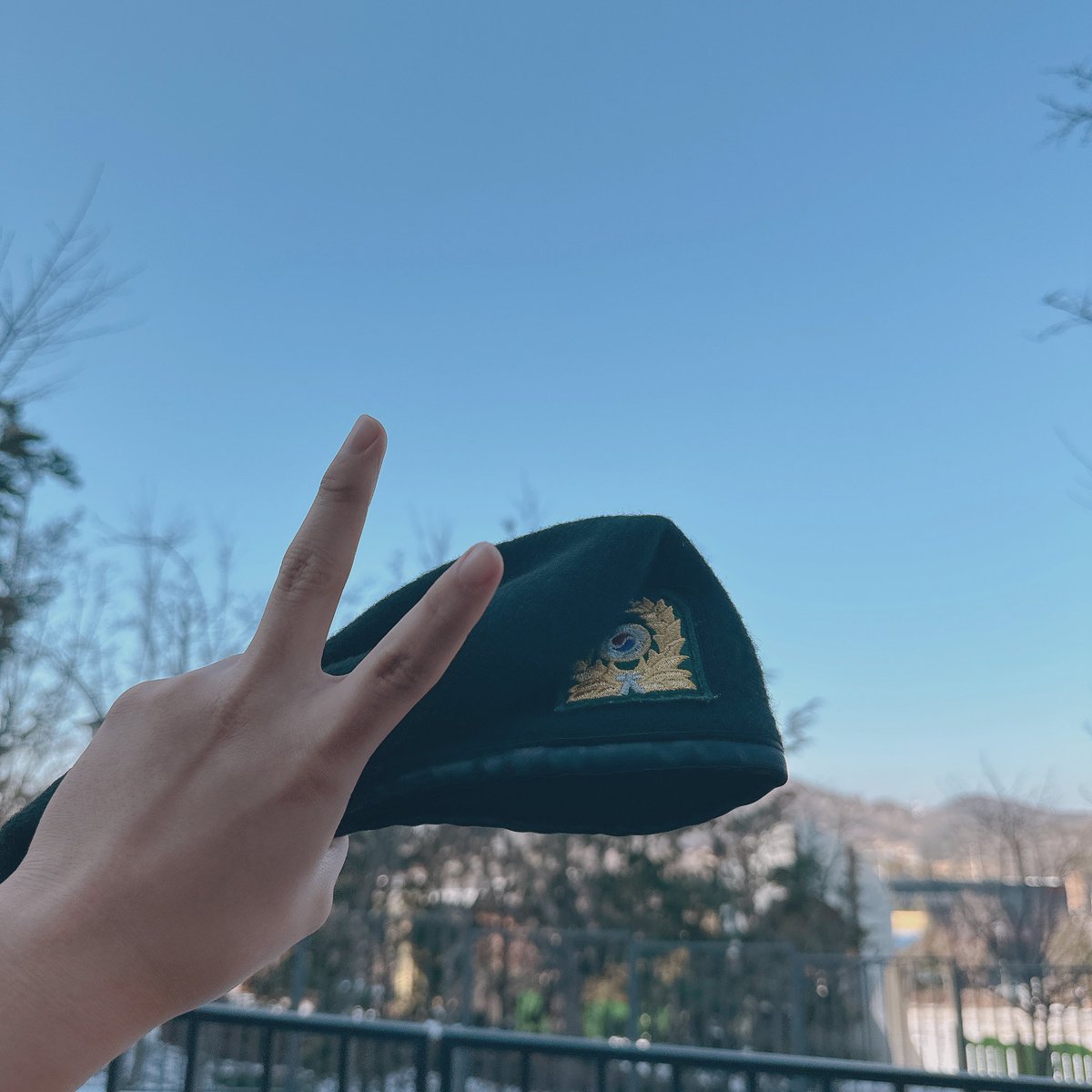 [2026.01.21 전역 했습니다🇰🇷]

다사다난했던 시간이 지나고 1월 21일 오늘, 전역하여 사회로 돌아왔습니다.
벌써 1년 6개월이라는 시간이 흘렀다는 게 실감이 나지 않을 만큼 정신없이 지내왔던 것 같습니다.

이 시간이 헛되지 않도록 매일 잠을 줄여가며 최선을 다해 할 수 있는 무엇이든 해왔고 그