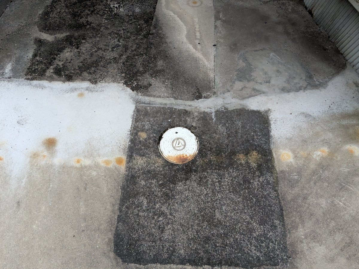 😊【売土地】東温市南方　294.58㎡（約89坪）850万円
●更地渡し、解体費売主負担です
●上下水道の引込有
●東温市役所川内支所徒歩7分
●スーパーマルナカ、ドラッグセイムズ徒歩12分
●十全病院徒歩13分
●約90坪の広い土地でのんびり暮らしてみませんか
●建築条件無
#東温市 #東温市売土地