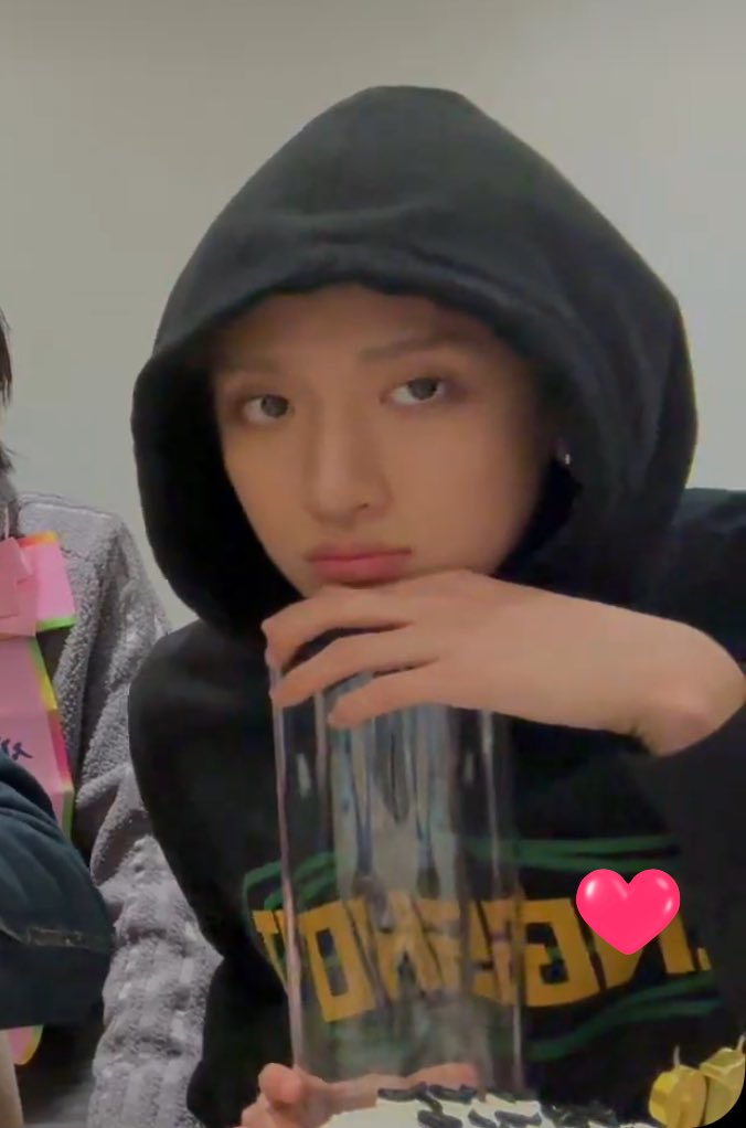 saggingdobby's tweet image. 우진이 말 안듣는 원숭이였다가 존나 미소녀됨