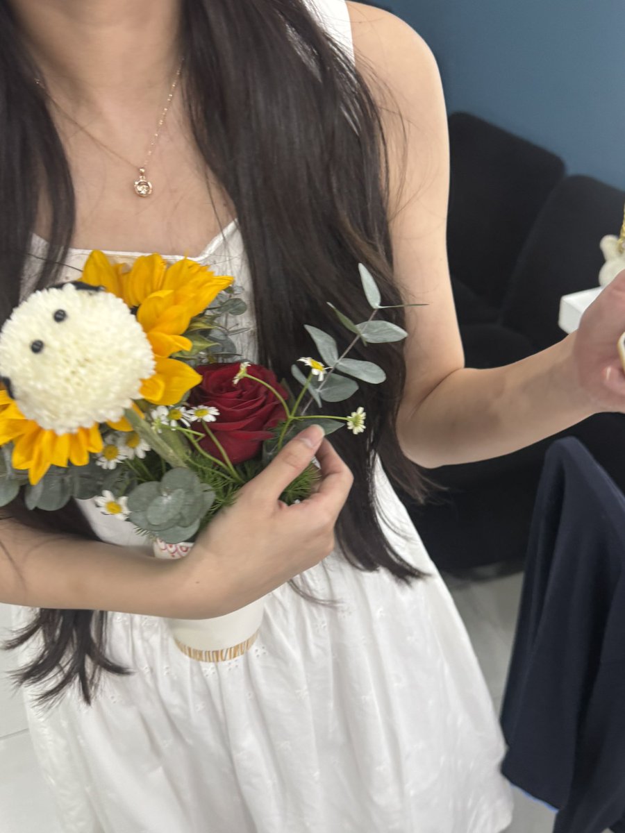 เอ็นดูหนูกอดดอกไม้แบบนี้มากเลย  🥹🫠
คนทำคอมพรีทละ งื้อ