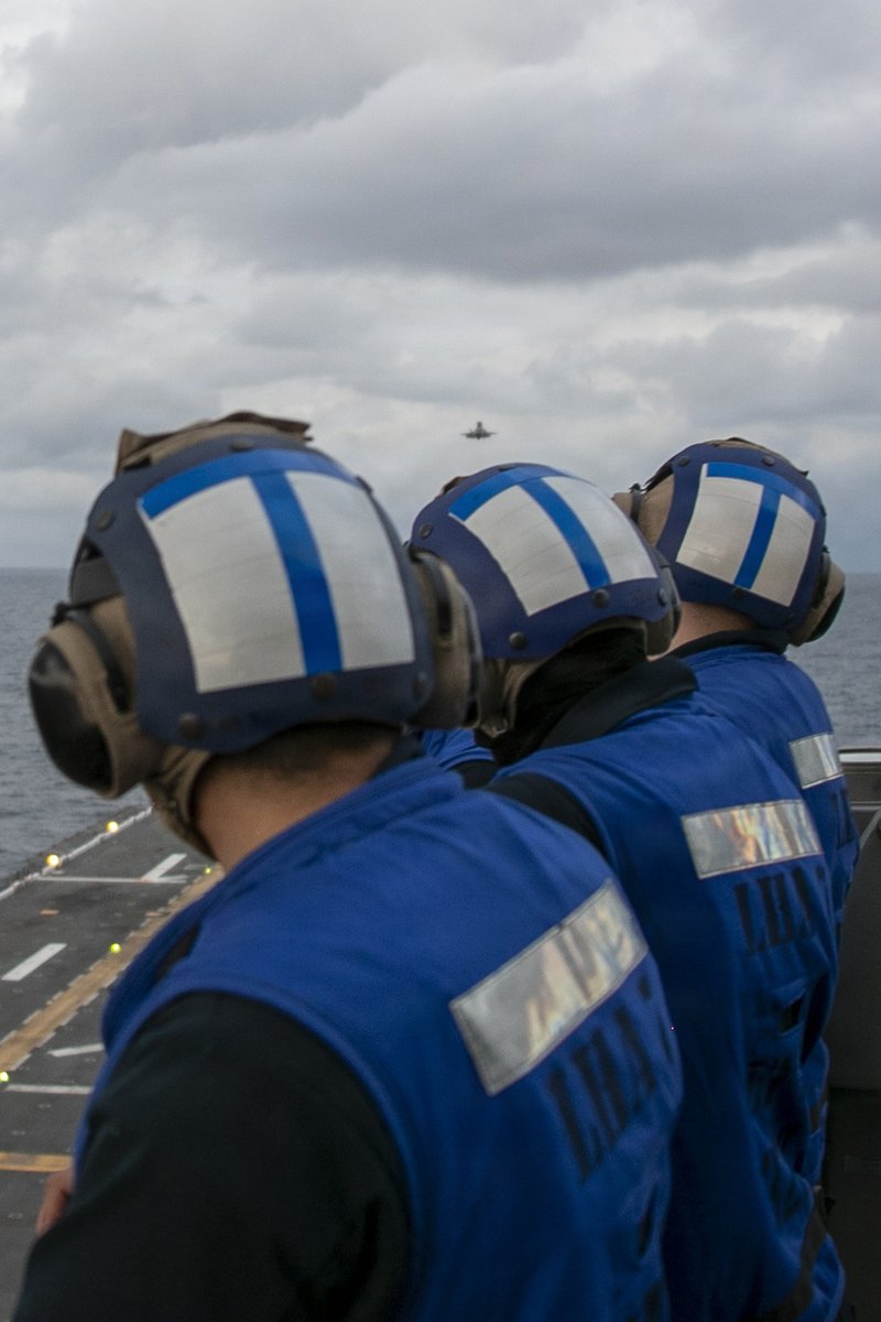 Green Deck! ✈️

America-class amphibious assault ship USS Tripoli (LHA 7) conducts flight operations, projecting power from the sea and skies. 

#US7thFleet | #BlueGreenTeam | #LHA7 | #USSTripoli https://t.co/XRL7dI8jEn