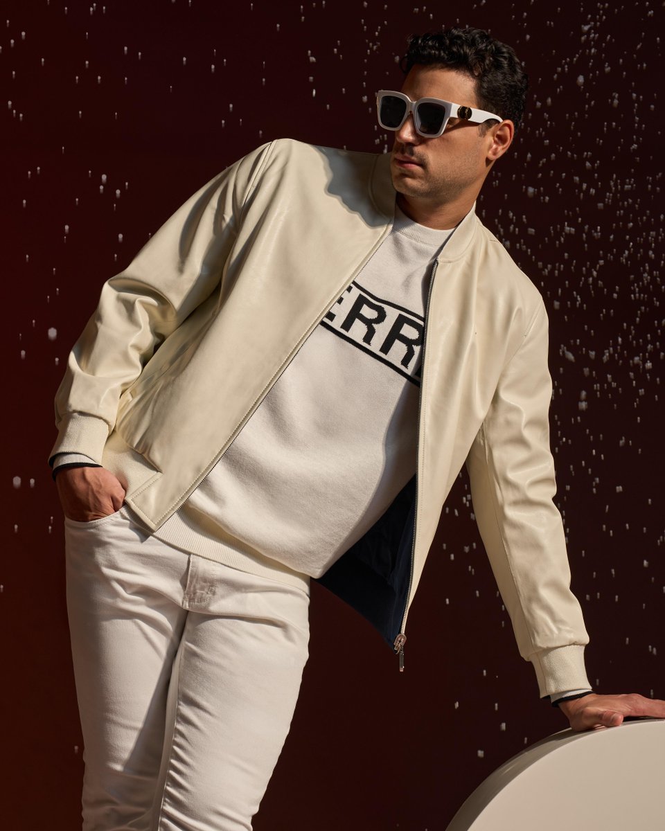GFerreOfficial's tweet image. Clean structure, elevated ease. #GianfrancoFerre #HolidayCollection