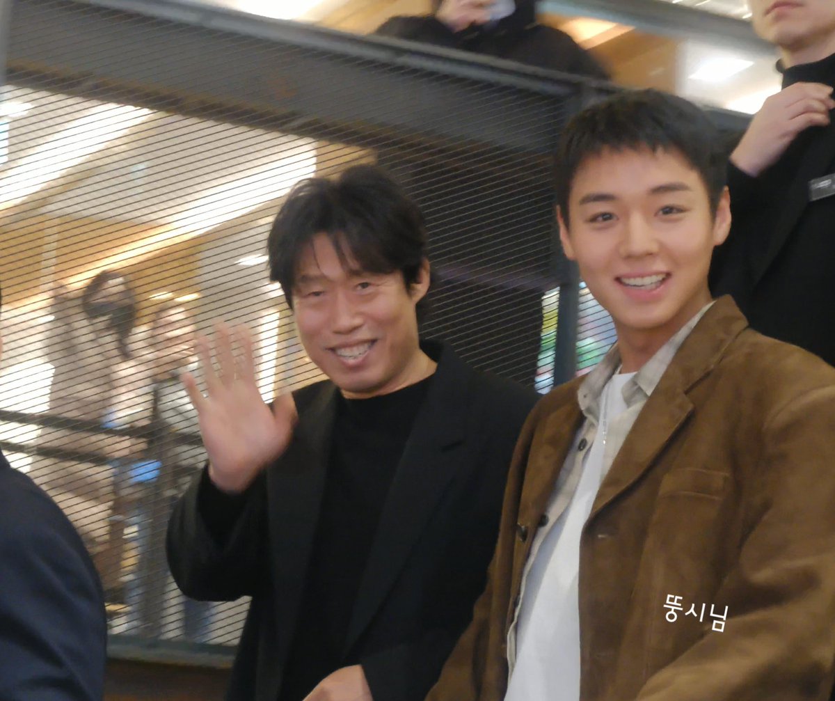qkRnwk's tweet image. 지훈아 불렀더니 같이 인사해주는 sbn ㅋㅋㅋㅋ