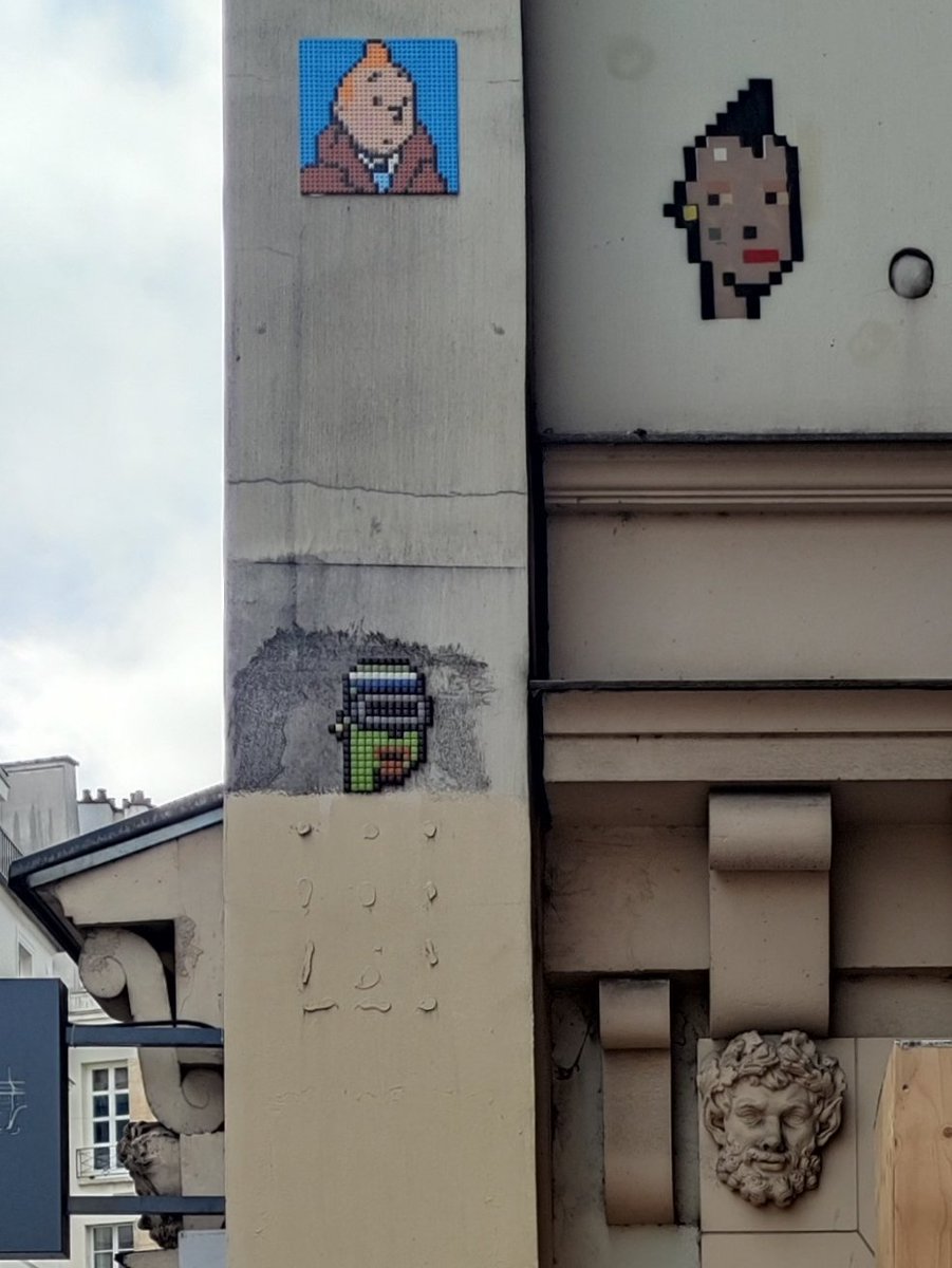 petitartmateur's tweet photo. Collection de portraits entre le 10 rue Dauphine #paris06 et la cabane d'un chantier de restauration devant le numéro 2 face au Pont-Neuf (immeuble construit par Joseph Marrast en 1932). Inconnus, auteurs et figures : mascaron (origine ?), Tintin, the Mosaïst, Lorem, M. Chat... https://t.co/hFRFiYJ001