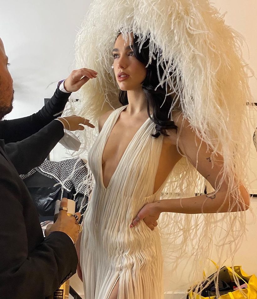 dlipamad's tweet photo. Dua Lipa
in a white @MaisonValentino dress
#LorenzoPosocco
#ValentinoDiVas https://t.co/etxR5u5US1