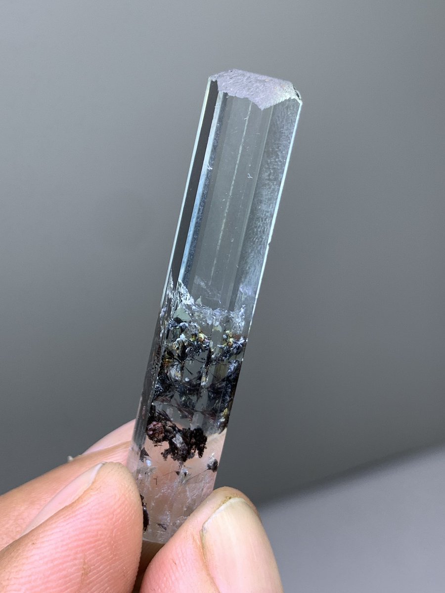 karakormcrystal's tweet photo. Aquamarine Crystal with Columbite Inclusion
A sharp, well-defined aquamarine crystal displaying excellent transparency and a cool blue tone.
📍 Origin: Skardu Region
📐 Dimensions:49.4×10.3×8.1 mm
⚖️ Weight:8.4g
#AquamarineCrystal #ColumbiteInclusion #Minerals #KarakoramCrystals https://t.co/cyJugAajiw