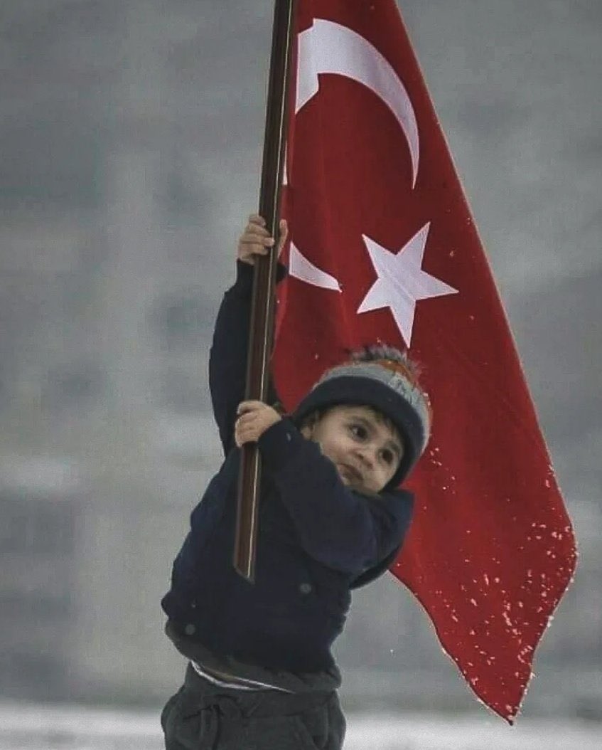 Işık ışık, dalga dalga bayrağım!
Senin destanını okudum, 
senin destanını yazacağım. 🇹🇷
