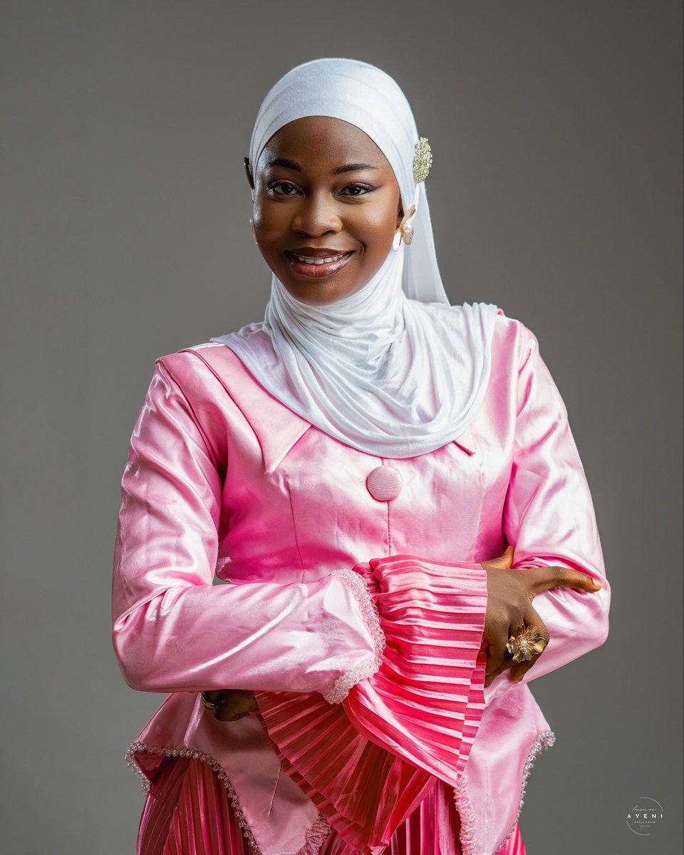 OsoDolapo's tweet image. Which of the favours of Allah will I deny? None!

Introducing 

MARYAM ADEDOLAPO OSO, Bachelor of Laws (LL.B.), First Class (Hons)

Best Graduating Student, Faculty of Law
University of Lagos, Akoka.