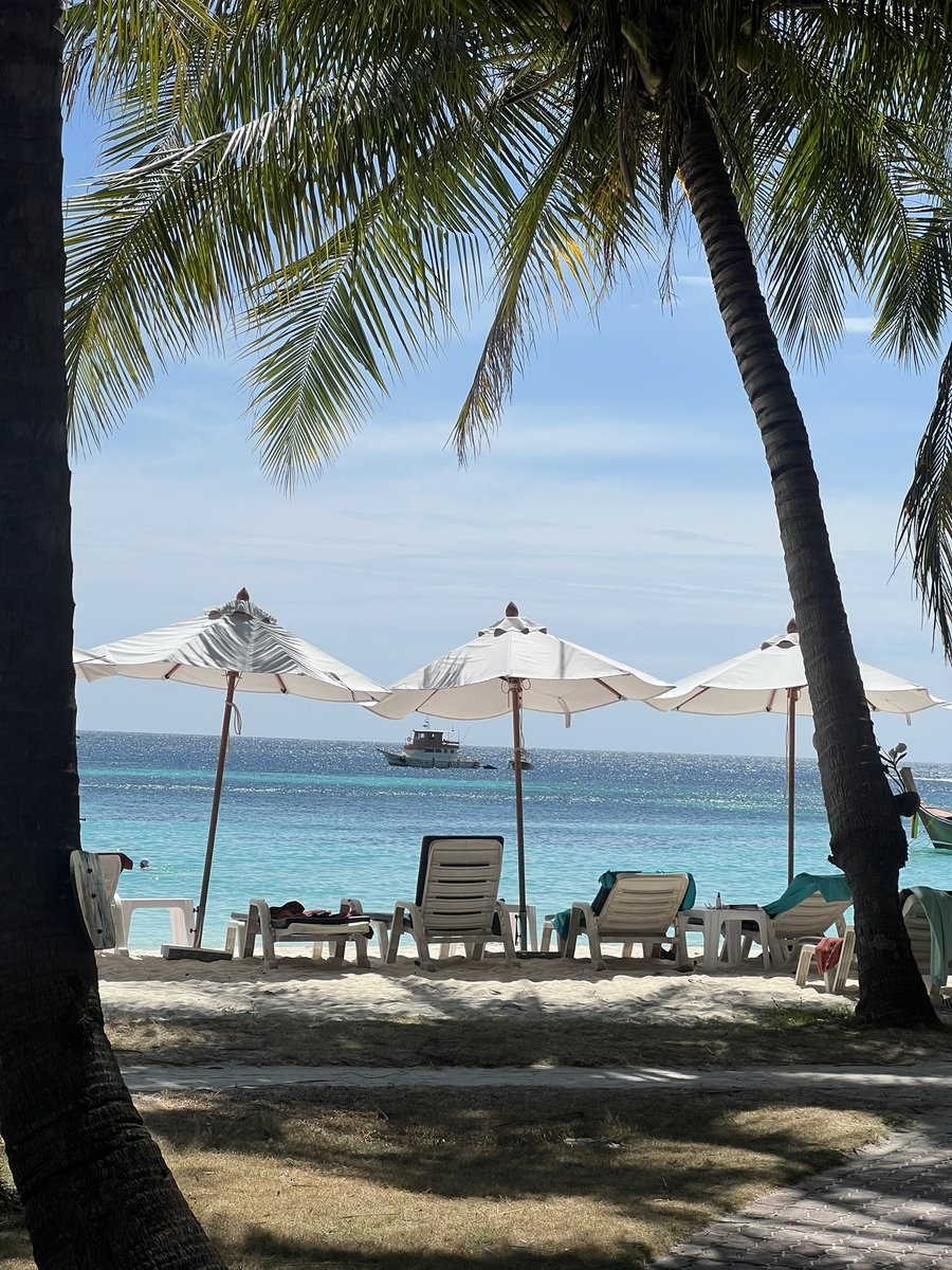 พอไปทะเลเยอะๆรอบนี้แล้วตกตะกอนอย่างนึง คือเกาะในไทยอ่ะ น้ำใส หาดสวยเยอะมากๆ แต่ถ้าจะเลือกไปเกาะไหนเกาะนึงก็ให้เลือกเกาะที่ vibe มันเข้ากับ lifestyle ของตัวเอง เช่นถ้าชอบออกไปดื่ม ชอบร้านขายของเยอะๆ มันก็ต้องเลือกเกาะที่คนเยอะๆ เพราะมันเป็นของคู่กัน